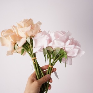 Fiori Artificiali di Alta Qualità, Rose Realistiche e Idratanti, Mazzo di 5 Rami, Bouquet da Sposa, Rose Tanniche - Product Image 2
