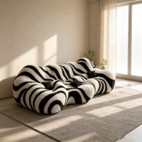 Canapé moderne en forme de vague irrégulière à rayures zébrées, rembourré et moelleux, avec structure intégrée en fibre de verre, trois places, pour salon.