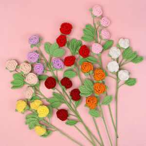 Rosas de burbujas de cuatro cabezas tejidas a mano, flores artificiales de hilo creativas, decoración para sala de estar, regalo para el Día de San Valentín - Product Image 1