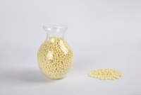 Adhésif thermofusible naturel anti-âge 7540D en granulés EVA, colle thermofusible haute température sans jaunissement pour une utilisation durable dans les meubles
