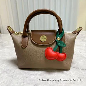 Porte-clés en forme de cœur de pêche pour femmes, porte-clés de sac mignon en forme de fruit, accessoire de bijoux de luxe, charme en cuir de cerise - Product Image 5