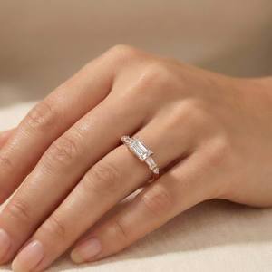 Bague de fiançailles moderne Art Déco avec diamant de laboratoire taille émeraude, en or rose 14 carats, bijoux minimalistes - Product Image 2