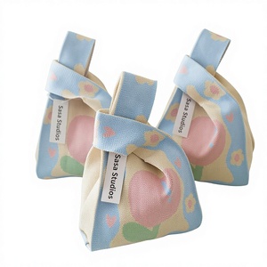 Bolsa de Mano de Poliéster Tejido Grueso para el Día de la Mujer (8 de Marzo), Diseño Floral de Corazón y Tulipán, Ideal como Regalo o Recuerdo - Product Image 1