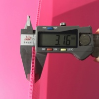 Feuille de plastique ondulé en PE rose imperméable de 12 mm d'épaisseur pour l'impression publicitaire, panneau creux avec services de découpe et de moulage
