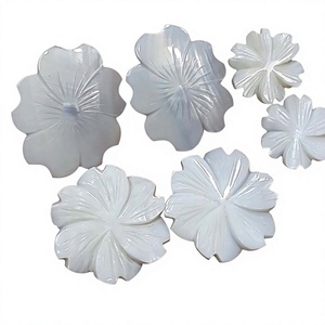 Cabochon en nacre naturelle sculpté en forme de fleur pour la fabrication de bijoux en gros - Product Image 1
