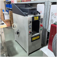 Machine automatique d'emballage de chaussures et de fixation de semelles pour le pressage des semelles de baskets