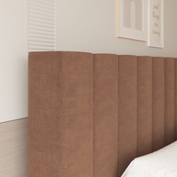 Maßgefertigtes Soft-Plattformbett mit Hohem Vertikalem Kopfteil und Segmentiertem Gepolstertem Fußteil für Moderne Apartment-Schlafzimmer