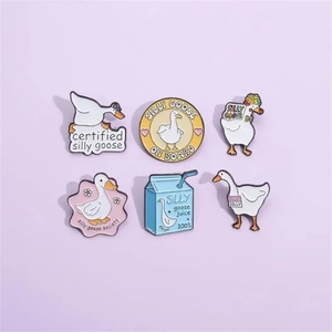 Pin Enamel Angsa Bodoh Bersertifikat, Bros Hewan Kartun Kustom, Lencana Kerah, Perhiasan Logam Lucu, Hadiah untuk Anak-anak dan Teman - Product Image 4