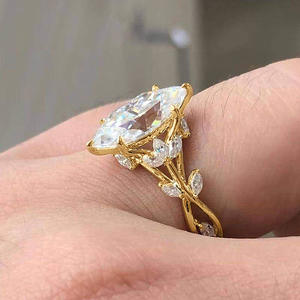 Anillo de Diamantes de Oro Sólido de 18K para Mujer, Corte Ovalado Elegante, Anillo de Compromiso con Diamantes Laterales - Product Image 4