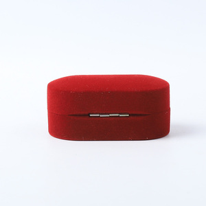 <span class=keywords><strong>Boîte</strong></span> <span class=keywords><strong>à</strong></span> Bijoux de Luxe <span class=keywords><strong>Personnalisée</strong></span> en Gros, Coffret Double Anneau Rouge Velours pour Mariage et Fiançailles avec Logo - Product Image 3