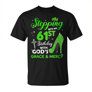 Camiseta con la frase: Entrando a mi 61.º cumpleaños con la gracia y la misericordia de Dios - Product Image 2