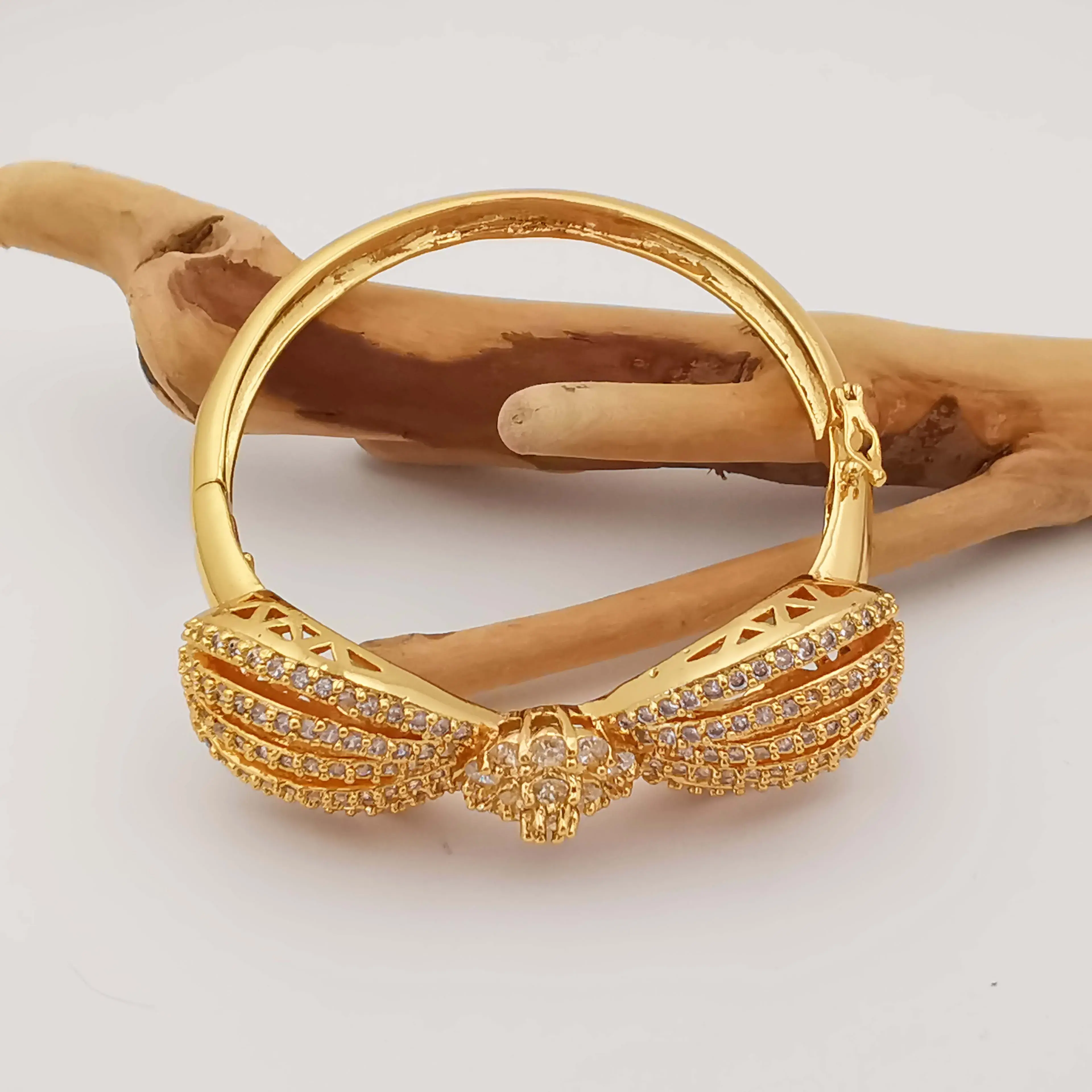 New Hot Selling Fashion Jewelry Women's Indian Wedding 18K Gold Plated Bow Resin Elastic Bangle Suitable for Wedding Clothing Ma