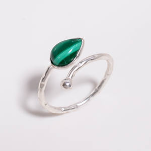 แหวนเงิน925สเตอร์ลิงปรับได้แหวนทุบหินมูนสโตนสีรุ้งธรรมชาติผู้ส่งออกเครื่องประดับเงินอัญมณี - Product Image 2