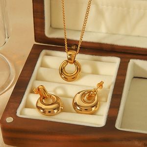 Juego de Joyería de Moda Clover Iced Out de Acero Inoxidable Antideslustre, Resistente al Agua, con Zirconia: Pulseras, Collares, Pendientes y Anillos - Product Image 2