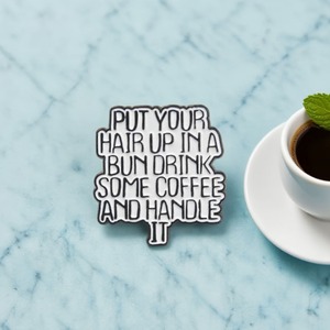 'Coloque o seu cabelo em uma BEBIDA DE AUTOR ALGUNS CAFÉ e PUNHO ITE' English Quote <span class=keywords><strong>Brooch</strong></span> Minimalista Black White Metal Pin - Product Image 3