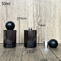 30ml-100ml Bouteille de parfum en verre à encre noire Pulvérisateur à pompe carrée avec surface de gravure acide et glaçage pour usage cosmétique