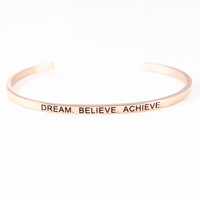 Bracelet manchette ouvert avec lettres personnalisées en acier inoxydable gravées pour femmes pour filles vente en gros de citations inspirantes