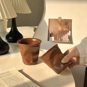 Tazza in ceramica 3D creativa con design effetto carta stropicciata, tazza da tè unica con carta modellata, tazza da caffè artigianale con smalto colorato, logo personalizzabile - Product Image 5