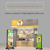 Panneau publicitaire vertical double face extérieur étanche sur pied avec roulettes, éclairage LED et film textile souple pour affichage commercial