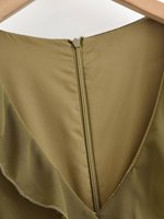 Robe midi chic et décontractée pour femme, nouvelle collection 2026, avec col en V, volants et manches volantées, style rétro.