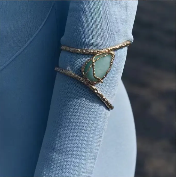 2024 Nieuwe Za Onregelmatige Getextureerde Metalen Gestrengelde Edelsteen Hars Acryl Armband Metalen Luxe Open Armband Voor Vrouwen Sieraden