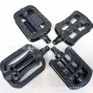 Pedales de bicicleta de plástico, plataforma antideslizante negra para bicicleta eléctrica, eje de acero multiusos - Product Image 1