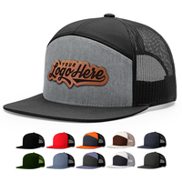 Gorra Deportiva Trucker Personalizada con Parche de Cuero con Logotipo, Unisex, Lisa, de Dos Tonos, Modelo Ri 168, 7 Paneles, Visera Plana, Cierre a Presión