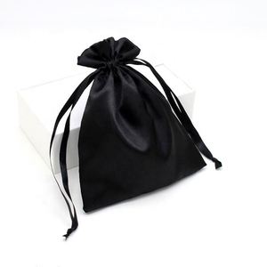 Sac cadeau en satin de soie noir, blanc et rouge, sac anti-poussière, pochette de rangement avec logo personnalisé - Product Image 1