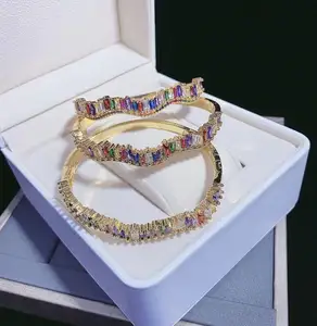 Groothandel Messing Sieraden 18K Verscheidenheid Van Kleuren Gevarieerde Kleuren Zirconia Gouden Armbanden Voor Vrouwen Concave Bangle