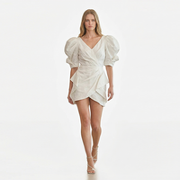 Nouvelle Robe Courte Mini Femme Élégante Blanche Col V Asymétrique Moulante à Une Épaule Manches Bouffantes Tissée en Relief 3D Personnalisée