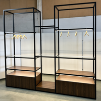 Étagère de présentation haut de gamme en métal noir pour magasin de vêtements pour hommes, mobilier de magasin sur mesure, présentoir personnalisé pour vêtements pour hommes