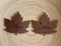 Étiquette suspendue en acrylique doré en forme de feuille d'érable avec motif de texte personnalisable pour mariage