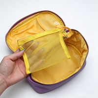 Trousse de Maquillage Lilas Portable avec Poignée Supérieure, Organisateur Cosmétique à Double Fermeture Éclair et Pompons, Idéale pour le Voyage et le Rangement des Produits de Beauté pour Femme