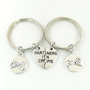 Portachiavi con Manette 'Partners in Crime' in Lega MOQ, Accessori per Borse di Coppia per San Valentino - Product Image 2