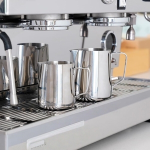 Brocca per <span class=keywords><strong>Latte</strong></span> in Acciaio Inox 304 con Beccuccio Anti-Goccia - Perfetta per Montare il <span class=keywords><strong>Latte</strong></span>, Accessorio per Macchine da Espresso e Caffettiere - Product Image 6