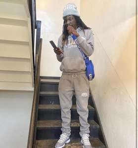 Conjunto Deportivo de Dos Piezas con Sudadera con Capucha y Pantalones Deportivos con Bordado Personalizado para Hombre - Product Image 3