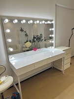 Table de maquillage professionnelle Yicheng Beauty avec éclairage LED et miroir triple pour salon de beauté et studio de mariée