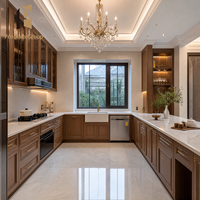Meubles de cuisine sur mesure Foshan, finition laquée moderne, îlots brillants, évier en résine de marbre, pour projets de villas