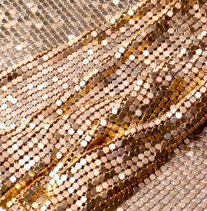 Tissu en maille de paillettes métalliques argentées flexibles - Tissu en maille de chaîne d'<span class=keywords><strong>aluminium</strong></span> pour la mode et les applications décoratives - Product Image 4