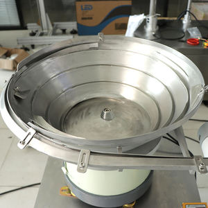 Système anti-contrefaçon d'usine 4-en-1 avec alimentateur vibrant à godets pour petites pièces, marquage laser UV, lecture de codes QR, inspection et rejet - Product Image 5