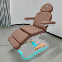 Lit de salon de beauté électrique moderne à 3 moteurs, table de massage spa faciale réglable avec contrôle au pied de luxe et lumières