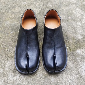 รองเท้าหนังแทบิผู้ชายขายดีประจำปี 2026 ดีไซน์โดดเด่น ระบายอากาศได้ดี หัวรองเท้าทรงเกือกม้า ทันสมัย แยกนิ้วเท้า รองเท้าลำลองหนังแท้ - Product Image 2