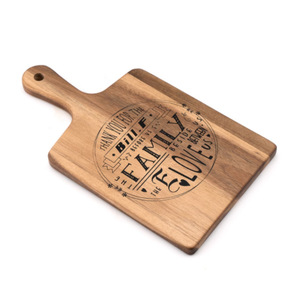 Bandeja de madera de acacia con estampado de letras para servir queso, frutas, pan y aperitivos - Product Image 5