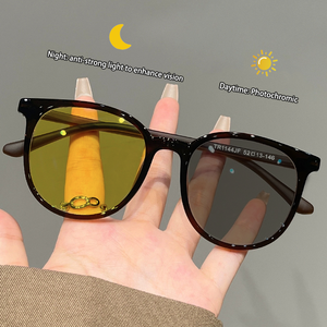 نظارات رؤية ليلية للقيادة بإطار أسود حساسة وتمنع نظارات شمسية ليلية ونهارية متغيرة الألوان أشعة عالية في الليل - Product Image 2