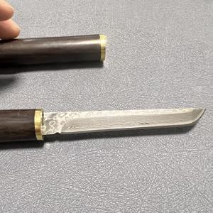سكين صيد ذو نصل ثابت بمقبض أسطواني من خشب الأبنوس وفولاذ دمشقي تانتو مع حلقة نحاسية مرصعة بحجر يشبه الياقوت، تصنيع حسب الطلب - Product Image 4