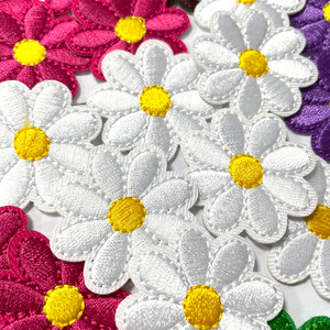 Venta caliente 3D bordado Margarita flor parches coloridos hierro-en accesorios de ropa tejido Chenille tela PVC PU insignias - Product Image 1