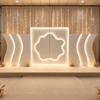Décor de scène de mariage moderne de luxe avec écran incurvé en forme de nuage irrégulier blanc, éclairage LED, pour réception de mariage, fête d'anniversaire