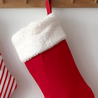 Vente en gros de chaussettes de Noël classiques rouges rayées, garnies de fourrure Sherpa, sacs cadeaux de Noël en tissu pour les fêtes de famille