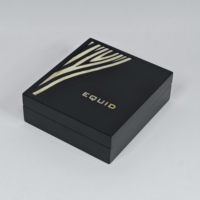Boîte à parfum en bois brillant avec doublure en velours, incrustations décoratives, charnière dorée, logo personnalisé, couvercle rabattable pour emballage cadeau de parfum et cosmétiques