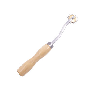 Rouleau de marquage en métal avec manche en bois noir pour le marquage et le repérage des espaces sur le cuir - Product Image 2